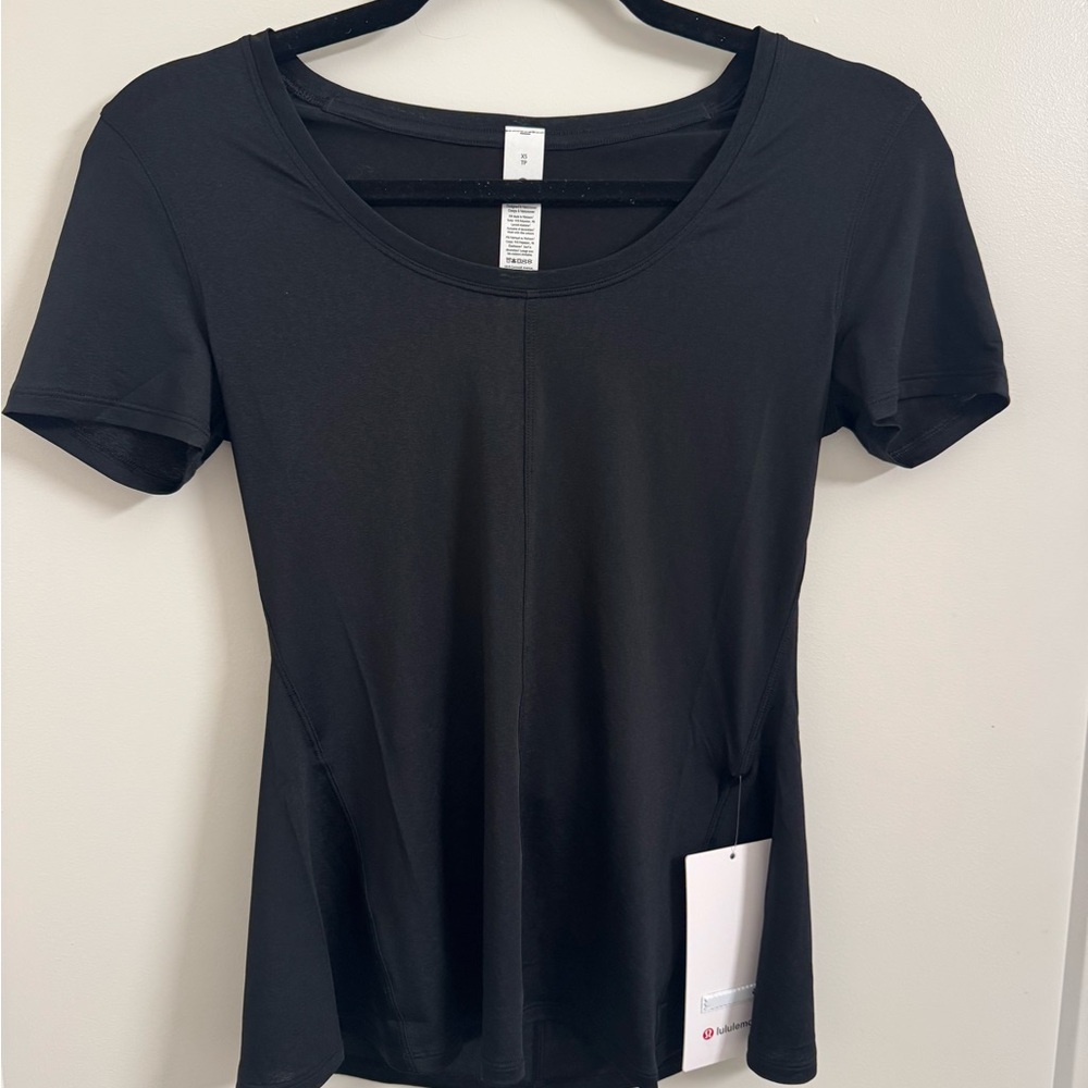 Lululemon lightweight flowy hem short sleeve